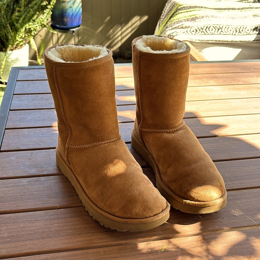 Chestnut UGG classic short II boots, sheepskin, Winter boots. Size 9 US female